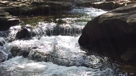 Dies-Ist-Ein-Zeitlupenvideo-Von-Wasser,-Das-Durch-Den-Stone-Creek-In-Flower-Mount-Texas-Fließt