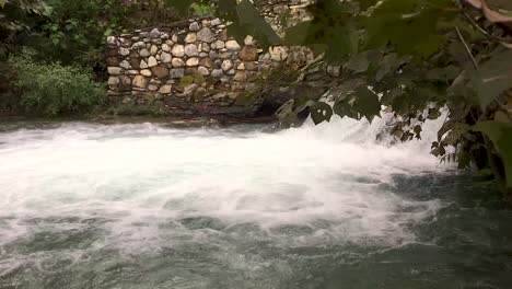 Filmischer-Wasserfall-In-Monterrey1