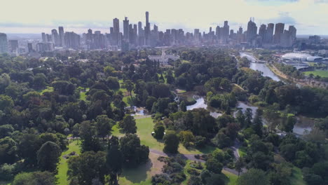 Luftdurchflug-Des-Botanischen-Gartens-Mit-Dem-Gouverneurshaus-Der-Skyline-Von-Melbourne-City-Und-Dem-Melbourne-Park-Precinct-Im-Sichtfeld