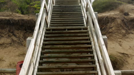 Escalera-De-Madera-De-Playa-Que-Conduce-A-La-Salida