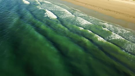 Luftbild-Von-Wellen,-Die-In-Den-Strand-Schlagen