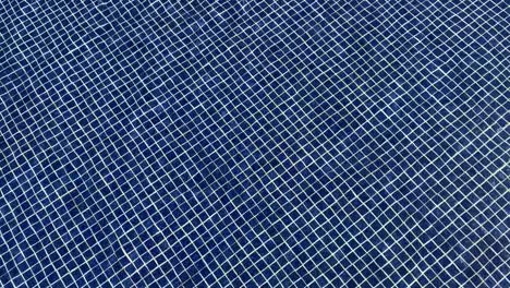 Ein-Entspannendes-Bild-Von-Wasser,-Das-Sich-über-Einen-Blauen-Mosaikfliesenhintergrund-Bewegt