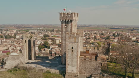 Drone-shot-over-Scaligero-castle,-Mantova-Italy