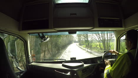 In-Kabinenansicht-Eines-Lkw-fahrers-Auf-Einer-Bewaldeten-Landstraße-Ohne-Anderen-Verkehr