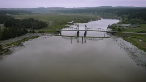 Die-Bullards-Bridge-Ist-Eine-Vertikalhubbrücke,-Die-Den-Coquille-River-Nahe-Der-Mündung-Des-Flusses-In-Den-Pazifischen-Ozean-Nördlich-Von-Bandon,-Oregon,-Usa,-überspannt