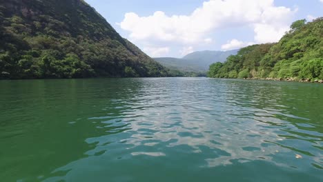 Barco-Navegando-En-El-Rio-Grijalva,-Chiapas-Mexico