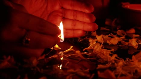 Eine-Lampe,-Die-Anlässlich-Eines-Festivals-In-Indien-Angezündet-Wurde
