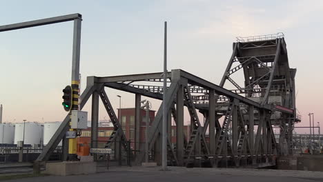 Ruhige-Abendansicht-Von-Autos,-Die-über-Eine-Klappbrücke-Im-Hafen-Von-Antwerpen,-Boudewijnbrug,-Fahren