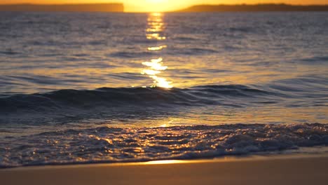 Sonnenaufgang-über-Australischem-Strand-Und-Wellen