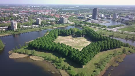 Luftaufnahmen-Des-Sternförmigen-Stadtparks-In-Europa-Holland-In-4k