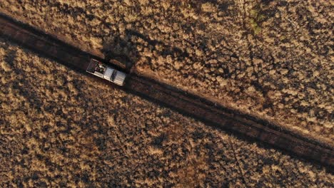 Landcruiser-Fährt-Durch-Das-Outback-Von-Australien,-Aufgenommen-Mit-Einer-Drohne