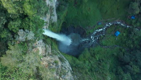 Rotierende-Vogelperspektive-Auf-Den-Wasserfall-Und-Das-Tauchbecken-Von-Sipiso-Piso-In-Nord-Sumatra,-Indonesien