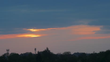 Zeitraffer-Des-Wunderschönen-Malerischen-Sonnenuntergangs-über-Der-Stadt-Mit-Sonne,-Die-Durch-Die-Wolken-Scheint,-Weitschuss