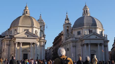 Die-Zwillingskirchen-Auf-Dem-Platz-Des-Volkes-In-Rom-Mit-Der-Via-Del-Corso-In-Der-Mitte