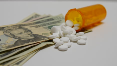 Weiße-Pillen,-Die-Auf-Geldstapel-Geschüttet-Wurden