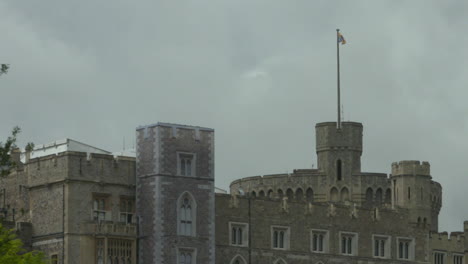 Castillo-De-Windsor-En-Un-Día-Nublado-De-Primavera