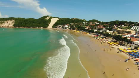 Toma-Aérea-De-Una-Hermosa-Playa-En-Brasil