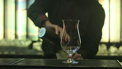 Barkeeper-Gießt-Margarita-In-Ein-Glas-Und-Fügt-Mehr-Eis-Und-Sirup-Hinzu