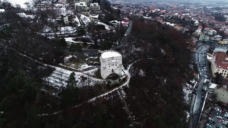 Aerial-view-of-Romania's,-Brasov's-White-Tower-during-holiday-season