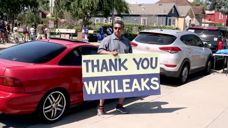 Hombre-Con-Cartel-De-&quot;gracias-Wikileaks&quot;-En-Mitin-Político-De-Bernie-Sanders