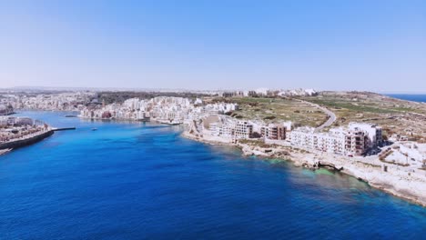 Hyperlapse-Drohnenvideo-Aus-Malta,-Marsaskala-Und-Zonqor-Gebiet-An-Einem-Sonnigen-Frühlingstag