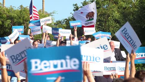 Alrededor-De-2500-Personas-Se-Reunieron-Para-El-Mitin-Político-De-Bernie-Sanders-En-San-Jose,-Ca-En-Guadalupe-River-East-Arena-Green-Mientras-Hace-Campaña-Para-Las-Elecciones-Presidenciales-De-2020