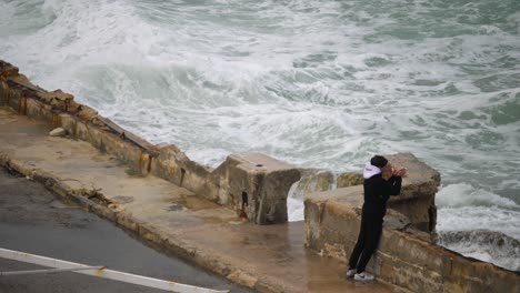 Mann,-Der-Die-Wellen-Aufzeichnet,-Die-Gegen-Die-Wand-Von-Valletta-Malta-Zirka-März-2019-Schlagen