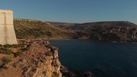 Antenne:-Fliegen-Neben-Den-Klippen-Der-Bucht-Von-Æħn-Apħla-In-Malta-Während-Des-Sonnenuntergangs