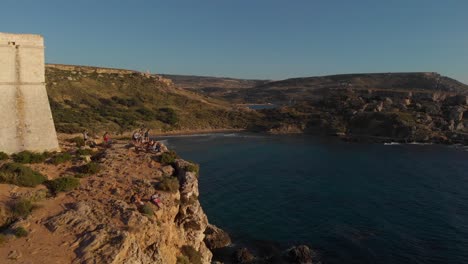 Antena:-Volando-Junto-A-Los-Acantilados-De-La-Bahía-De-Æħn-Apħla-En-Malta-Durante-La-Puesta-De-Sol