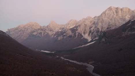 El-Famoso-Y-Hermoso-Valle-De-Valbona-En-Los-Alpes-Albaneses