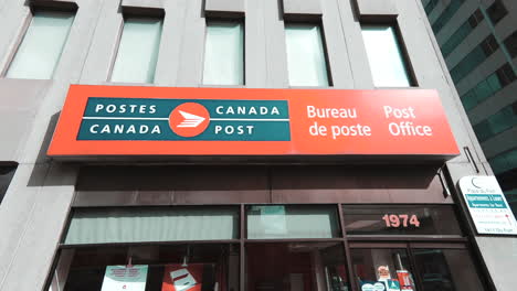 Leitartikel,-4K-Frontstore-Und-Banneransicht-Des-Kanadischen-Postamts