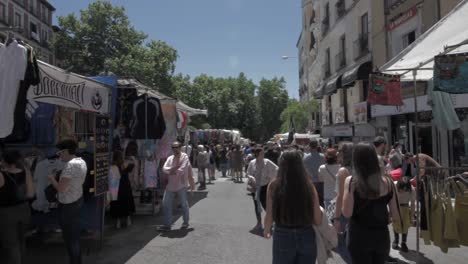 Typischer-Sonntag-In-El-Rastro-,-Madrid-Flohmarkt