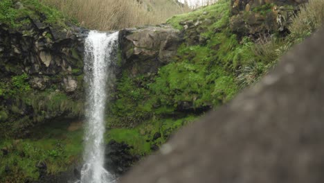 Aufnahme-Eines-Wasserfalls-Auf-Den-Azoren