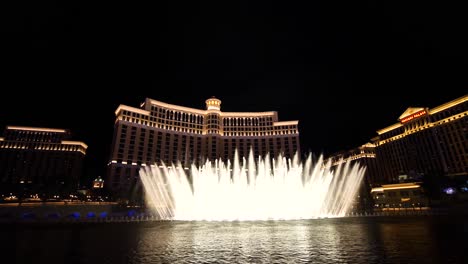 Vollständige-Ansicht-Des-Bellagio-Wasserbrunnens,-Der-Etwa-Im-März-2019-In-Las-Vegas-In-Die-Höhe-Schießt