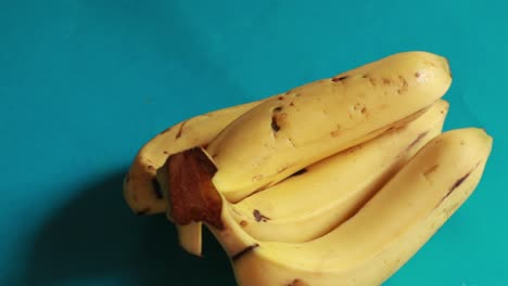 Bündel-Bananen,-Die-Auf-Blauem-Hintergrund-Rotieren