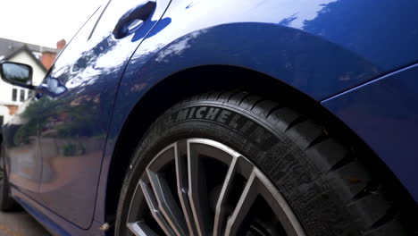 Schließen-Sie-Glänzende-Neue-Michelin-Reifen-Auf-Einem-Brandneuen-BMW-Auto