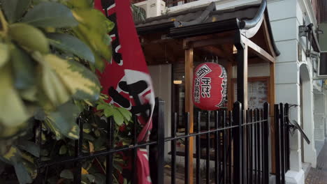 Carretilla-Viento-Derecho-Soplando-Linterna-Japonesa-En-La-Entrada-Del-Restaurante-En-El-Barrio-Chino-De-Buenos-Aires