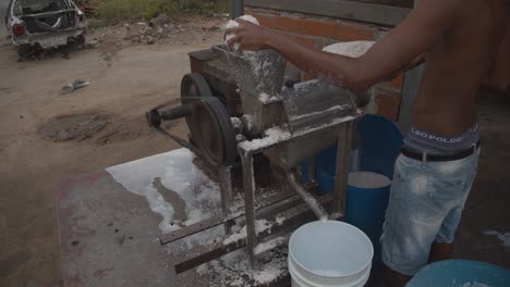 Eine-Person,-Die-Eine-Kokosnussöl-Extraktionsmaschine-Bedient