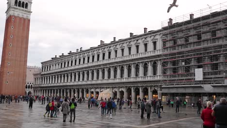 Tourists-in-front-of-the-Old-and-New-Procuratie-on-Piazza-San-Marco-St