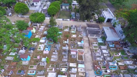 Luftaufnahme-Doly-Mit-Drohne-Zu-Einem-Friedhof-Von-Fortín,-Veracruz