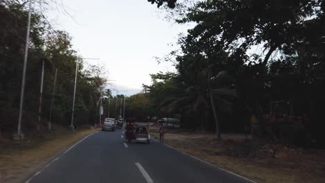 Wegfahren-Blick-Auf-Eine-Ländliche-Straße-Auf-Den-Philippinen