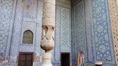 Desplazándose-Lentamente-Hacia-Arriba-Para-Revelar-Los-Mosaicos-De-Una-De-Las-Madrazas-En-Khiva,-Uzbekistán,-Asia-Central