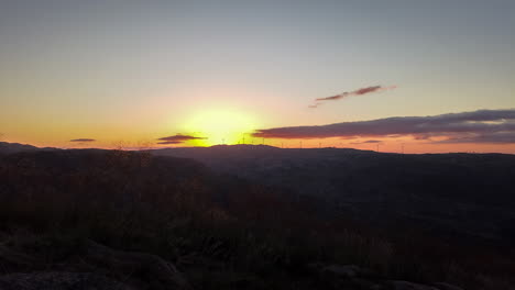 Sonnenaufgangszeitraffer-Auf-Dem-Berg