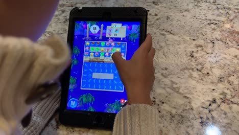 Kleiner-Junge-Spielt-Ein-Beliebtes-Puzzlespiel-Auf-Dem-IPad-Namens-&quot;Angry-Birds-Match&quot;