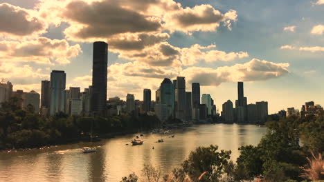 Brisbane-River-time-lapse-with-buildings-and-big-white-clouds