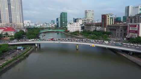 Eine-Von-13-Drohnenaufnahmen-Der-Khanh-Hoi-Brücke,-Die-Den-Tau-Hu-Kanal-überquert-Und-Die-Bezirke-1-Und-4-In-Ho-Chi-Minh-Stadt-Verbindet