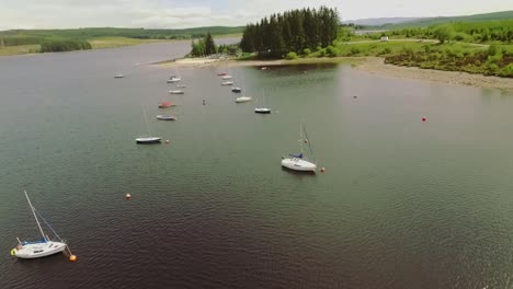 Fischerboote-Vor-Anker-Im-See-In-Nordwales-Llyn-Brenig
