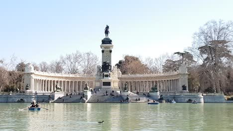 Static-shot-of-the-Alfonso-XII-monument-in-Retiro-Park-in-Madrid,-Spain