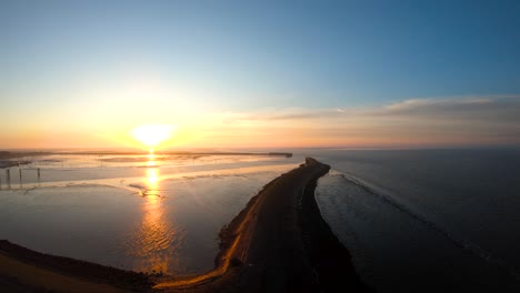 Vom-Boden-Zum-Himmel-Am-Meer-Bei-Sonnenaufgang-Drohne-Luftaufnahmen-Aus-Der-Vogelperspektive