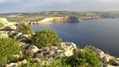 Video-Aus-Malta,-Mellieha-Gebiet,-Das-Die-Wunderschöne-Landschaft-An-Einem-Ruhigen-Herbstnachmittag-Zeigt